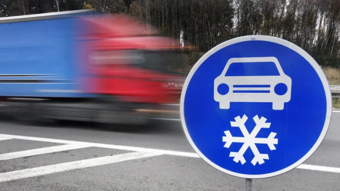 Značka „Zimní výbava“ řidičům přikazuje jízdu na zimních pneumatikách. Objevuje se nejen na horách, ale třeba i na dálnici D1 na Vysočině