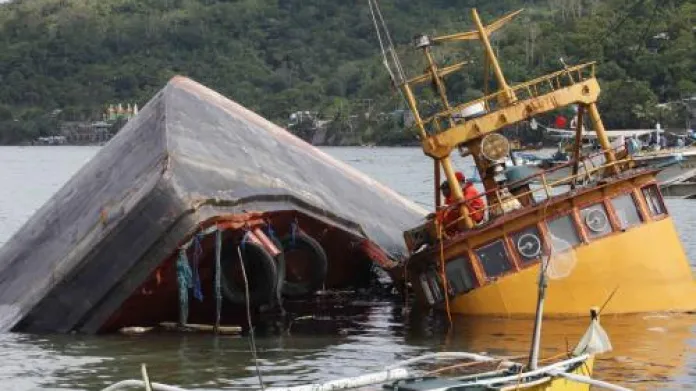 Devět rybářů zahynulo poté, co jejich zakotvené lodě rozdrtil uvolněný ropný tanker.