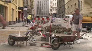 Mnohé rozkopané ulice v Brně je potřeba složitě obcházet