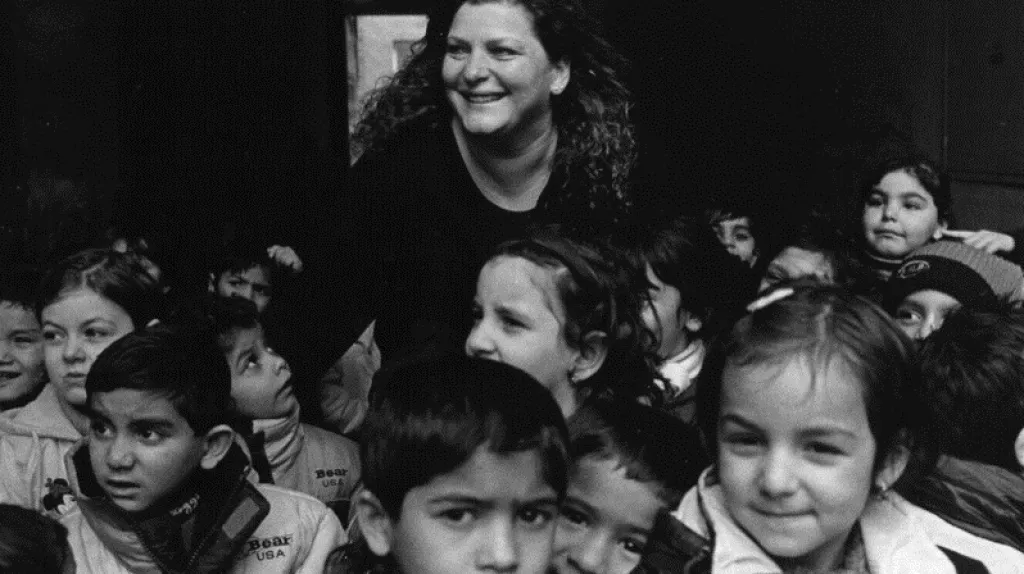 Ida Kelarová mezi romskými dětmi