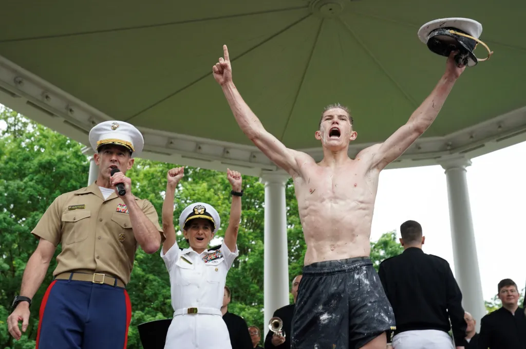 Výstup na Herndonův pomník na Námořní akademii v americké Annapolis