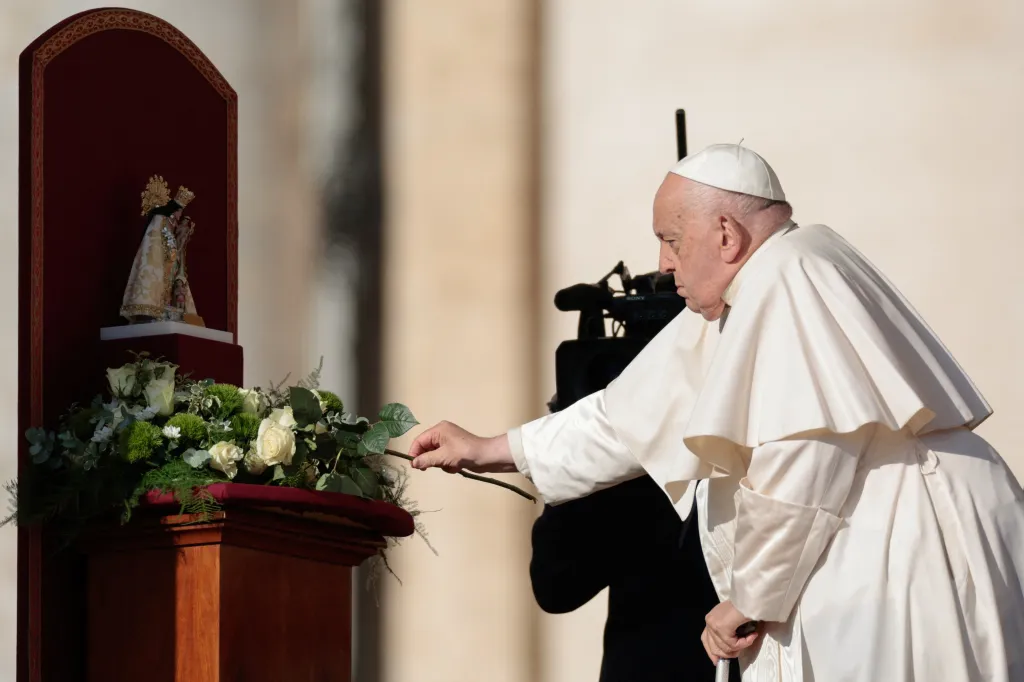 Papež František pokládá na památku obětí růži před sochu „Virgen de los Desamparados" na Svatopetrském náměstí ve Vatikánu