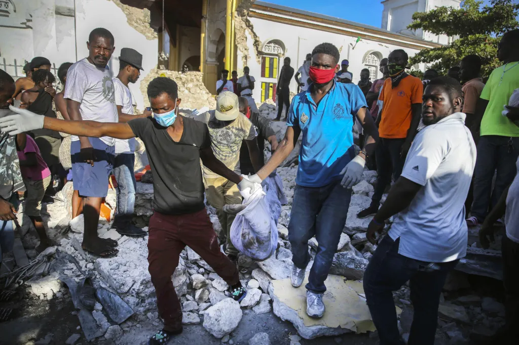 Následky zemětřesení na Haiti, které postihlo jih země, může zkomplikovat příchozí tropická bouře. Fotografie ukazují situaci ve městech Les Cayes a Saint-Louis-du-Sud