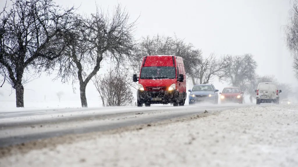 Dopravu ve středních Čechách komplikovalo sněžení. Na snímku je silnice I/38 mezi Mladou Boleslaví a Nymburkem