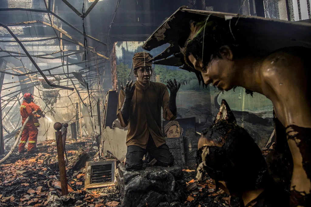 Hasič zdolává poslední plameny zničujícího ohně, který zachvátil Bahari Muzeum v indonéské Jakartě.