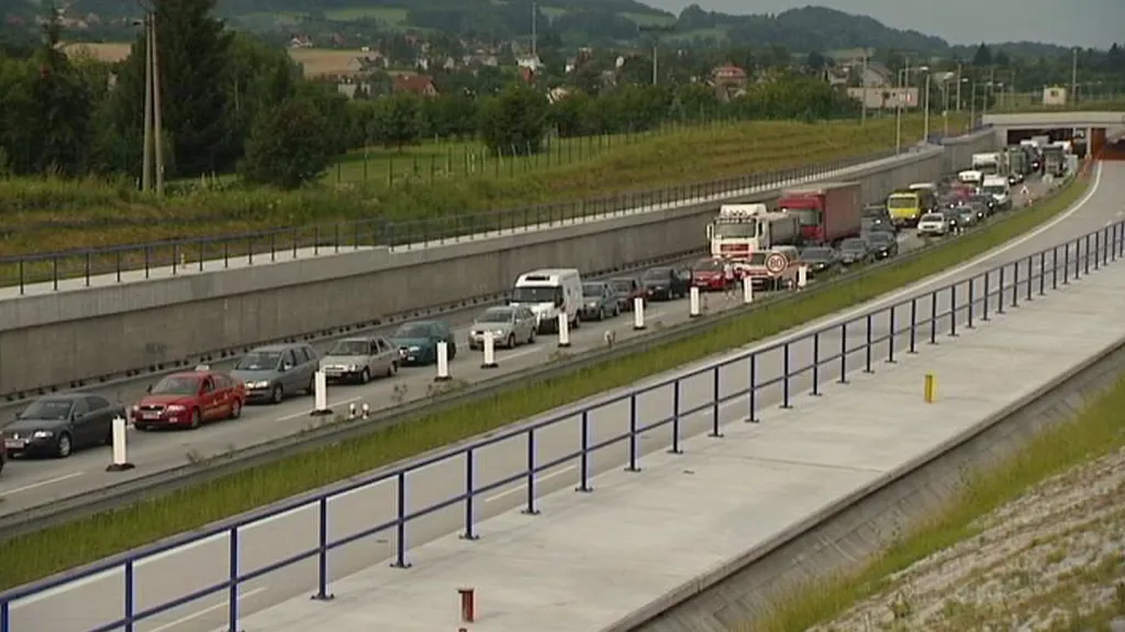 Kolona vozidel před dopravním omezením