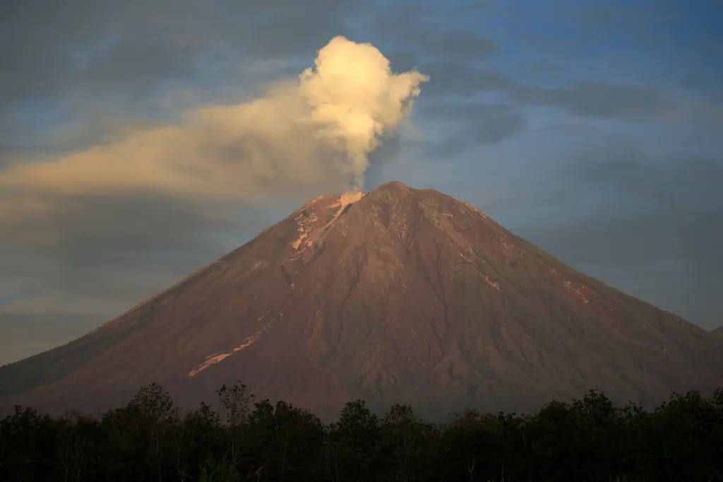 Sopka Mount Semeru chrlí sopečný popel, jak bylo vidět z okresu Candipuro v Lumajang v provincii Východní Jáva v Indonésii. Tamním obyvatelům způsobila erupce nemalé potíže, těžký popel zasypal vesnice a poškodil mnoho domů