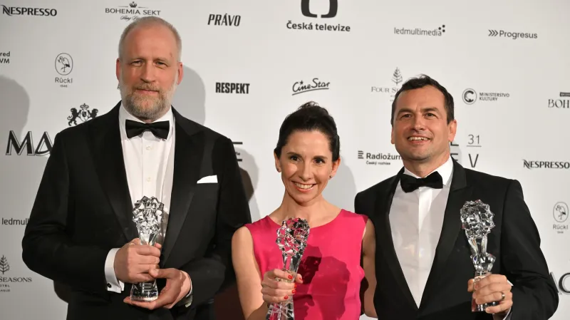 Cenu pro nejlepší televizní film nebo minisérii získala Matematika zločinu – hlavní tvůrce Peter Bebjak (vlevo), hlavní producenti Iva Kašpárková Jestřábová (uprostřed) a Rastislav Šesták (vpravo)