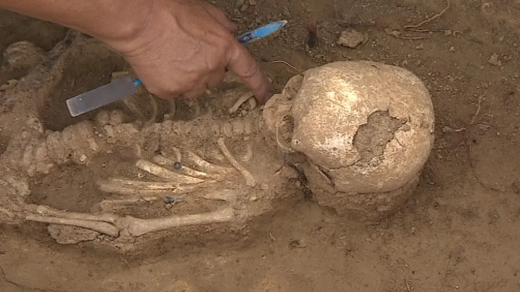 Kostra podle vědcí patřila mladíkovi, kterého do lebky zasáhl šíp