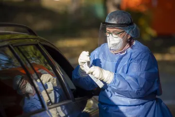 USA varují před cestou do Česka. Další nemocnice žádají o pomoc armádu