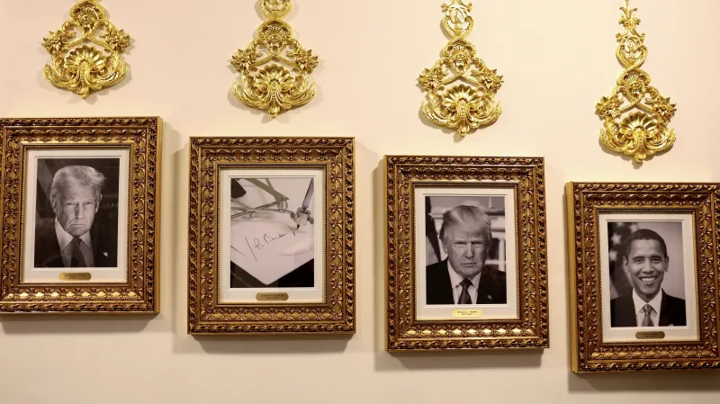 Donald Trump nechal v „Prezidentské síni slávy“ v Bílém domě namísto portrétu předchůdce Joea Bidena vystavit obrázek jeho podpisu pomocí automatického pera