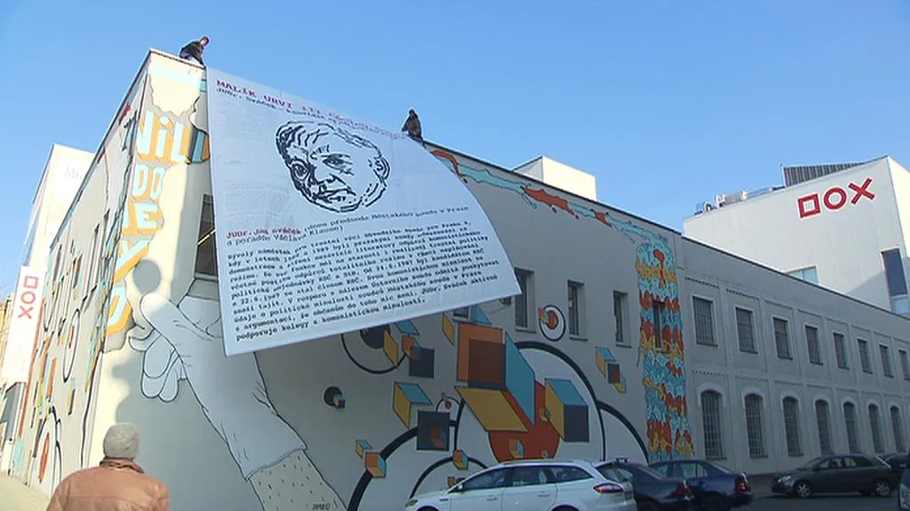 Plakát Jana Sváčka na fasádě DOX