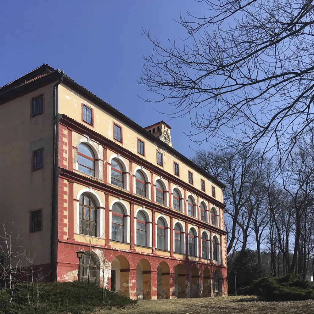 Lčovice. Zámek s velkostatkem v Lčovicích bude jedním z míst, která navštíví procházka s názvem Okolím Volyně za Josefem Zítkem s průvodcem, architektem Lukášem Velíškem.