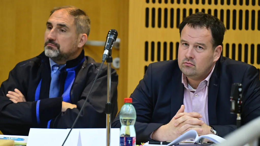 Dalibor Kučera (vpravo) obžalovaný v kauze Dozimetr u obvodního soudu pro Prahu 9 (22. září 2025)
