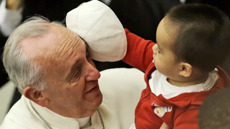 František přijal děti z vatikánské charity Santa Maria