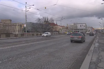 Dozvuk pádu lávky: Hlávkův most čeká víkend bez tramvají a s kolonami