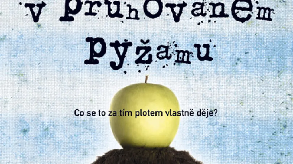 Chlapec v pruhovaném pyžamu
