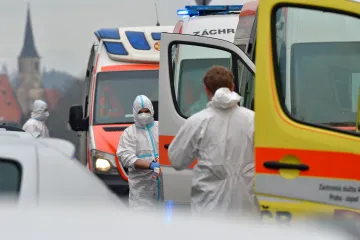 Průměrný počet nákaz v Česku roste, vláda zavírá tři okresy, se žádostí o prodloužení stavu nouze neuspěla