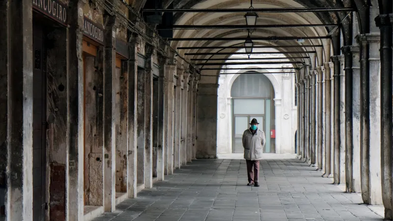 Muž s ochrannou maskou v Benátkách
