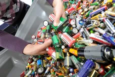 Češi se zlepšují v recyklování baterií. Na sběrná místa jich nosí stále více