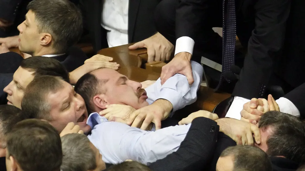 Šarvátky v ukrajinském parlamentu