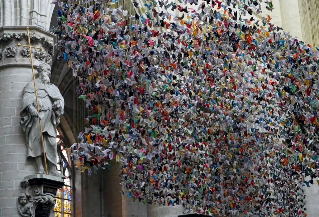 Uměleckou instalaci vyrobenou z 20 325 kusů origami (umění skládání papíru) sestavil belgický designér v Bruselu. Instalace dostala název „Origami pro život“