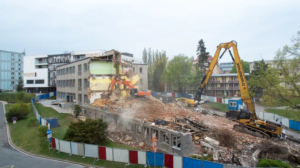Dělníci začali bourat budovu II. interní kliniky v areálu olomoucké nemocnice