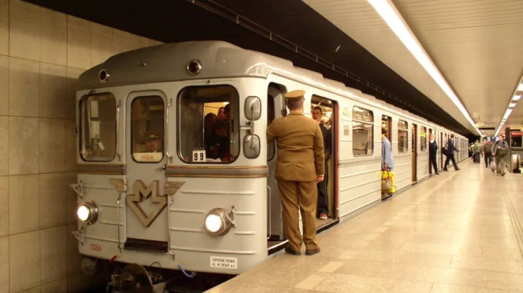 První vlaky metra