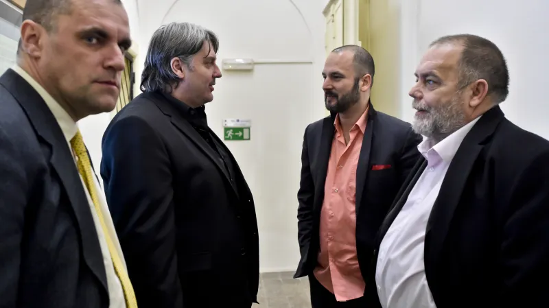 Reportéři Miroslav Dobeš a Pavel Kofroň, tlumočník a překladatel Adam Homsi a advokát Jan Švarc na chodbě Obvodního soudu pro Prahu 1 (zleva).