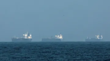 Tankery u pobřeží Fudžajry nedaleko Hormuzského průlivu (3. března 2026)