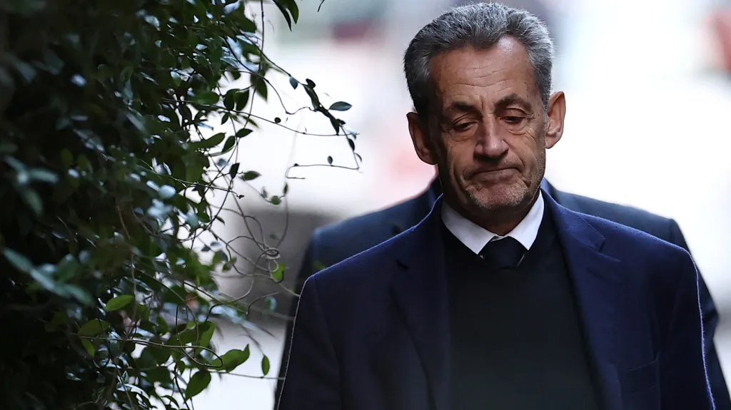 Nicolas Sarkozy v den nástupu do vězení (říjen 2025)
