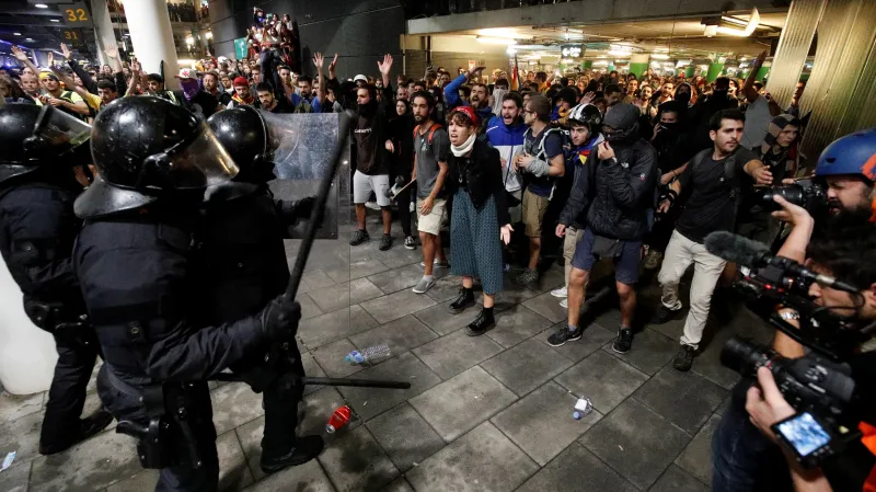 Vzbouření Katalánci na letišti v Barceloně