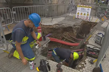 Řidiči musejí na pražské magistrále počítat s omezením, v Legerově a Sokolské opravují plynovod