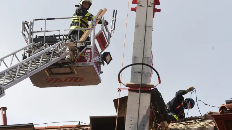 Hasiči zasahují na střeše výchovného ústavu v Dřevohosticích v Olomouckém kraji