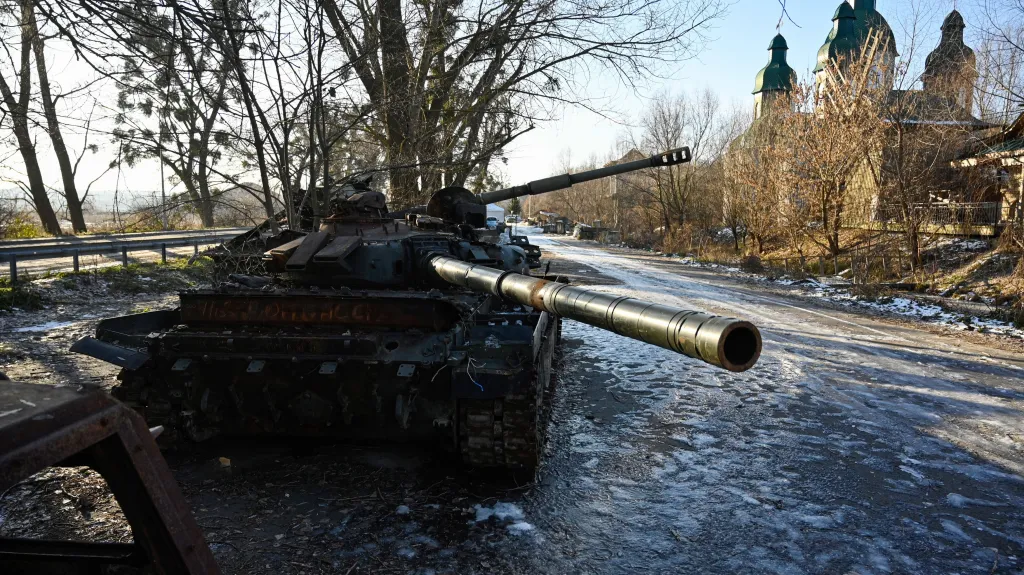 Ilustrační foto: Zničený ruský tank v Kyjevské oblasti