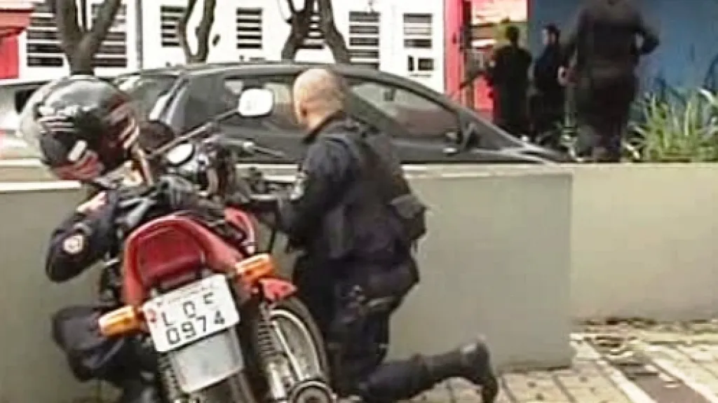 Policisté v chudinských čtvrtích Ria