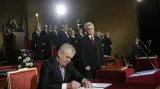 Miloš Zeman podepisuje prezidentský slib