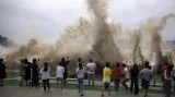 Číňané sledují obří vlny způsobené tajfunem