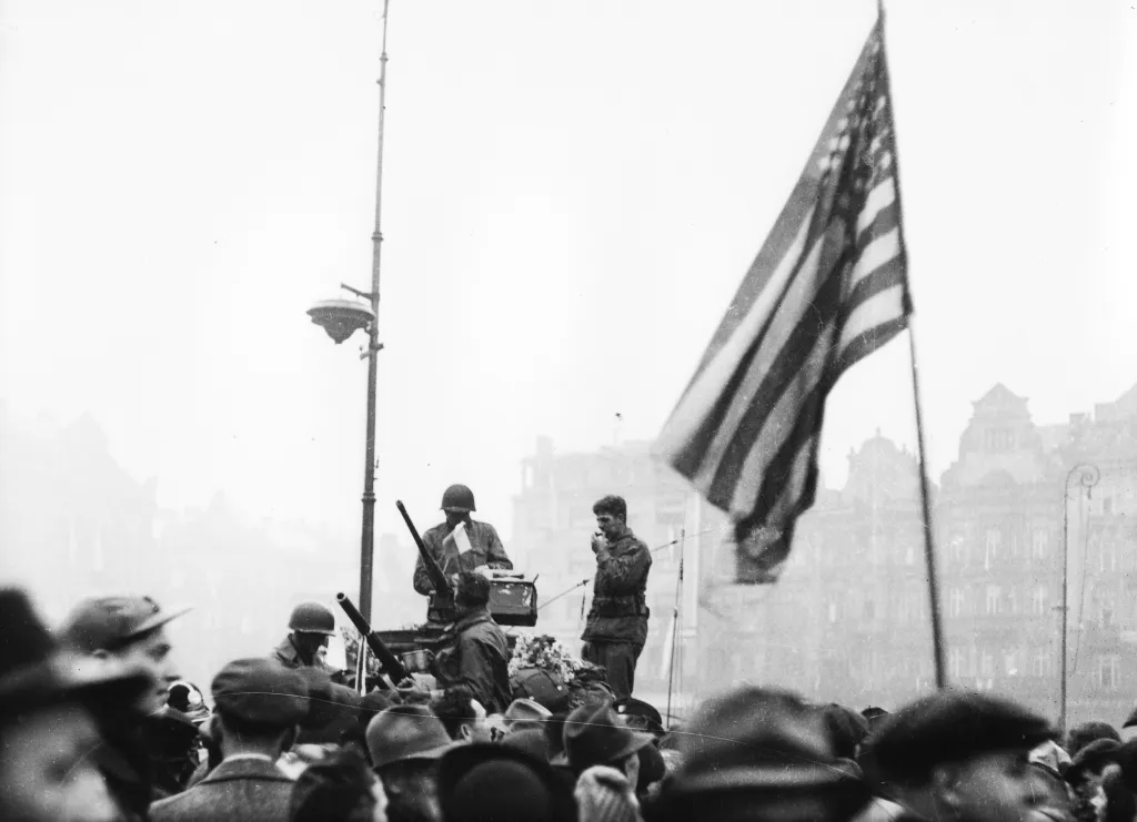 Málo známé příběhy o plzeňském povstání a osvobození města Plzně jednotkami 3. americké armády generála G. S. Pattona vypráví dokument Hovoří Plzeň, svobodná Plzeň hovoří… (iVysílání)