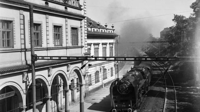 Lokomotiva 498.014 v čele rychlíku Praha–Cheb v Plzni-Jižním Předměstí v roce 1966