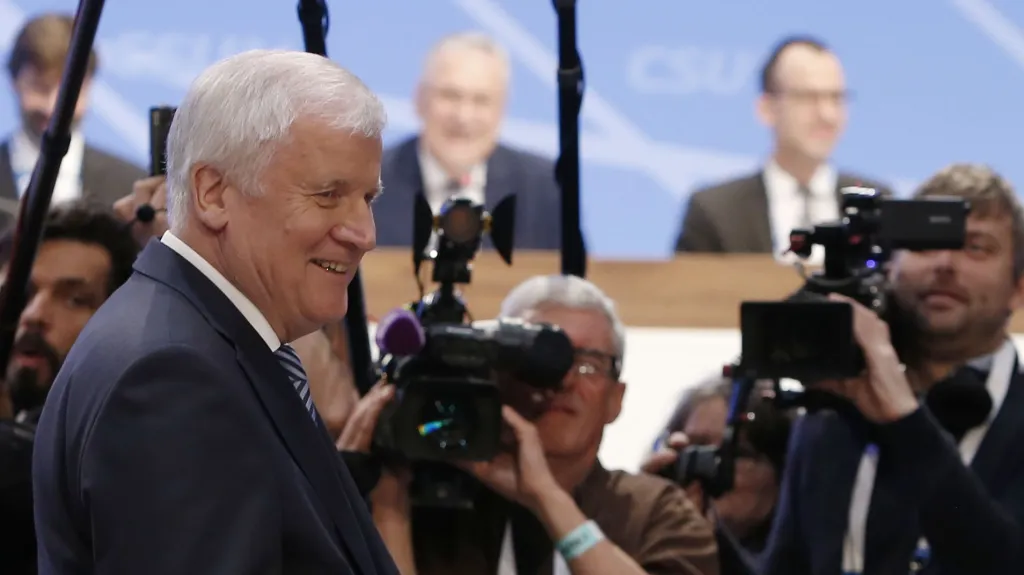 Horst Seehofer obhájil funkci předsedy CSU