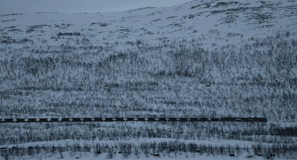 Kameraman Stanislav Adam využívá kontrast mezi průmyslovou městskou krajinou a přírodou severního Švédska