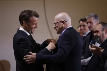 Macron předal vyznamenání za obnovu katedrály Notre-Dame
