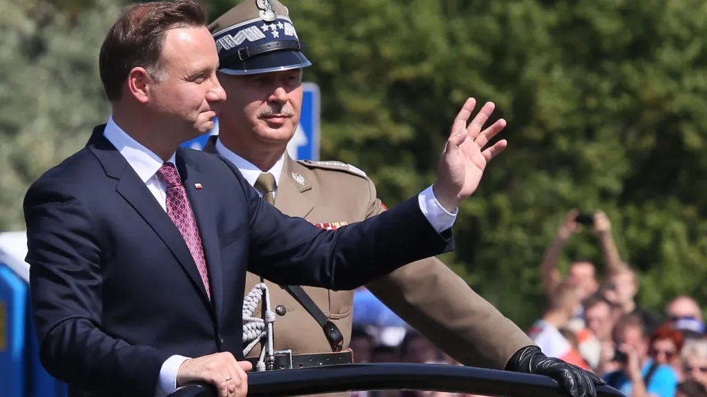 Andrzej Duda při vojenské přehlídce v centru Varšavy