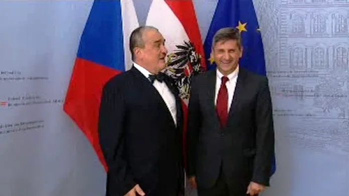 Ministři zahraničí ČR a Rakouska Karel Schwarzenberg a Michael Spindelegger na brífinku ve Vídni