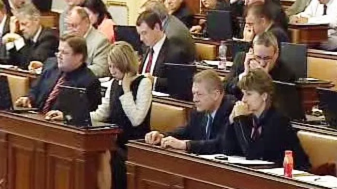Poslanci při rozpravě před hlasováním o nedůvěře vládě