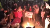 BEZ KOMENTÁŘE: Zablokovaná doprava, pálení odpadků. Tisíce Američanů protestují proti Trumpovi