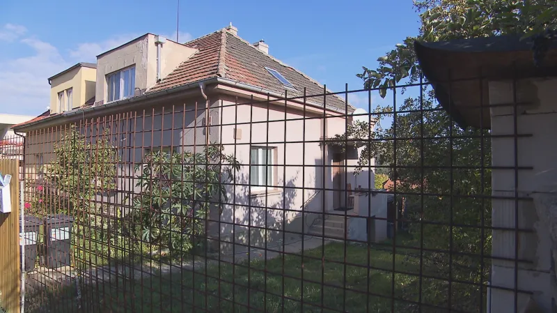 Dvojdům, ze kterého mamba unikla