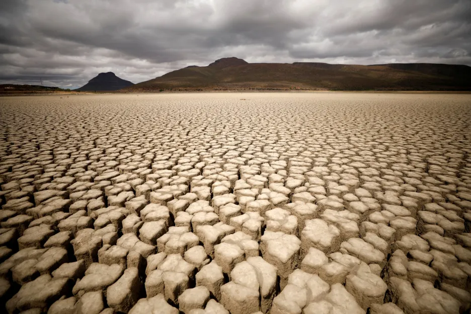 I přes zamračené počasí nepadne na vyschlé dno přehrady na jihu Afriky ani kapka vody