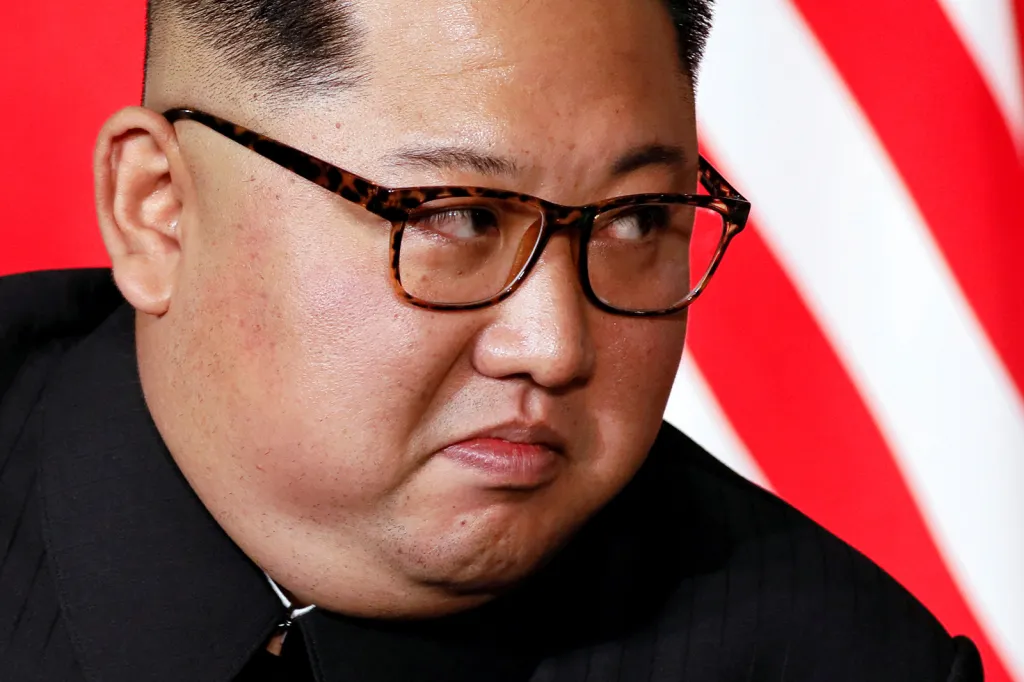 Severokorejský vůdce Kim Čong-un naslouchá americkému prezidentu Danaldu Trumpovi při jejich setkání v hotelu Capella na ostrově Sentosa v Singapuru